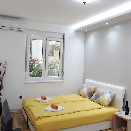 Sweet Yellow Apartment Βελιγράδι Εξωτερικό φωτογραφία