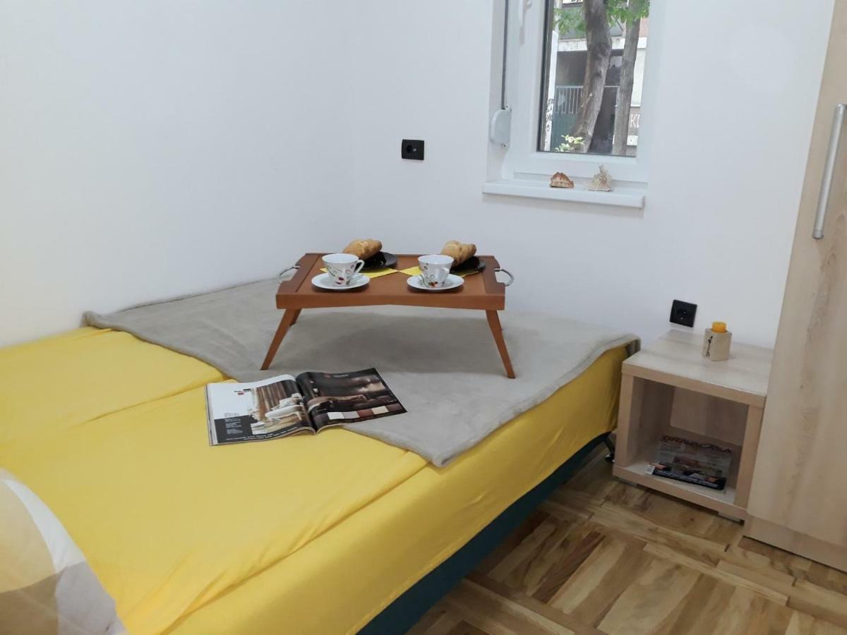 Sweet Yellow Apartment Βελιγράδι Εξωτερικό φωτογραφία